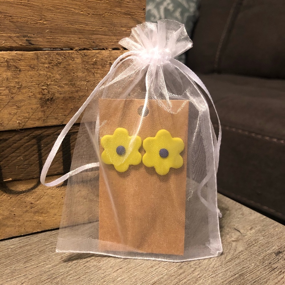 Complimentary color daisy earrings!